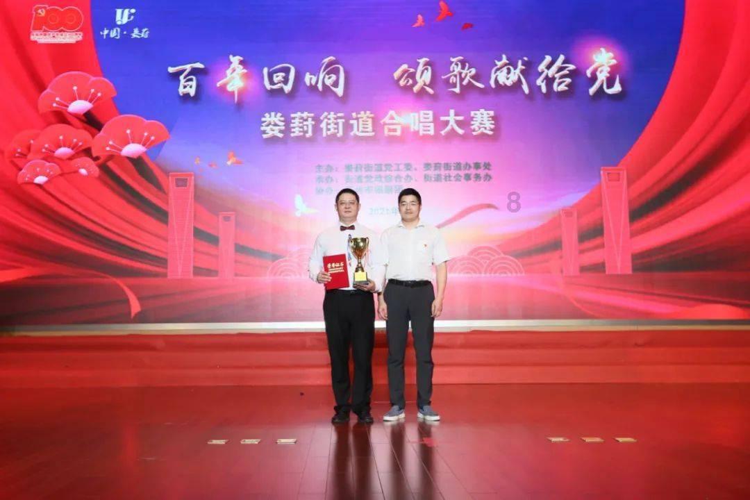 逃离残破的机舱